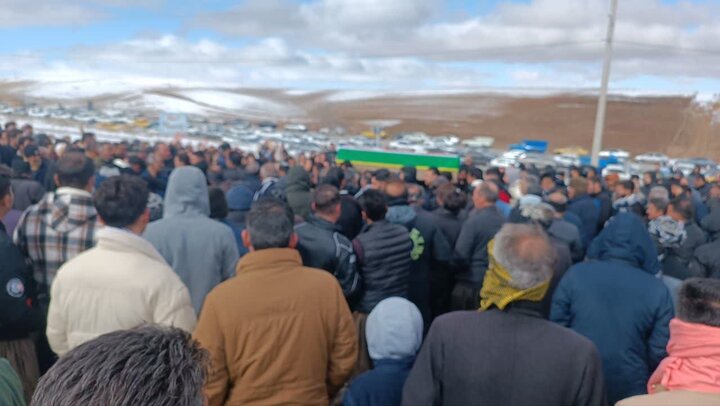 مردم دیواندره در تشییع شهید کارو مرادی انتقام‌جویانه حضور یافتند