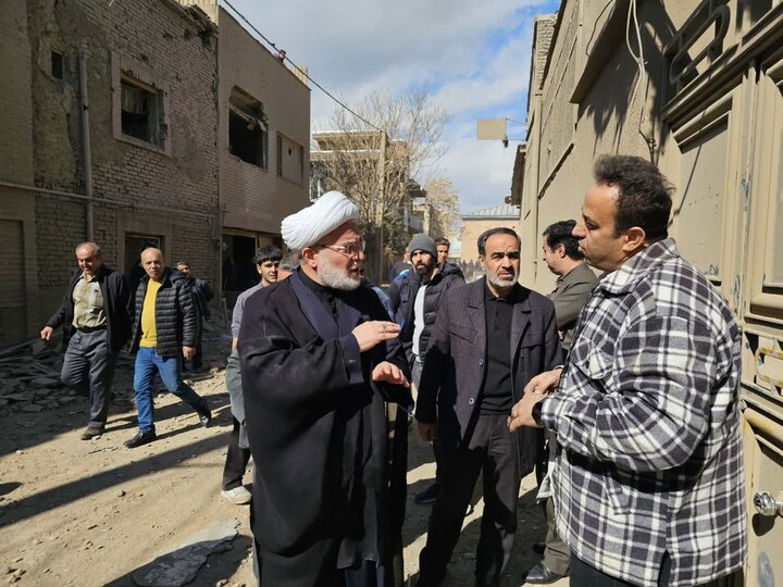 حضور میدانی نماینده ولی‌فقیه در کردستان در مناطق آسیب‌دیده سنندج