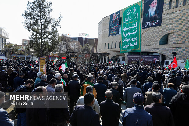 سومین روز تجمع مردم اراک در پی شهادت رهبر معظم انقلاب