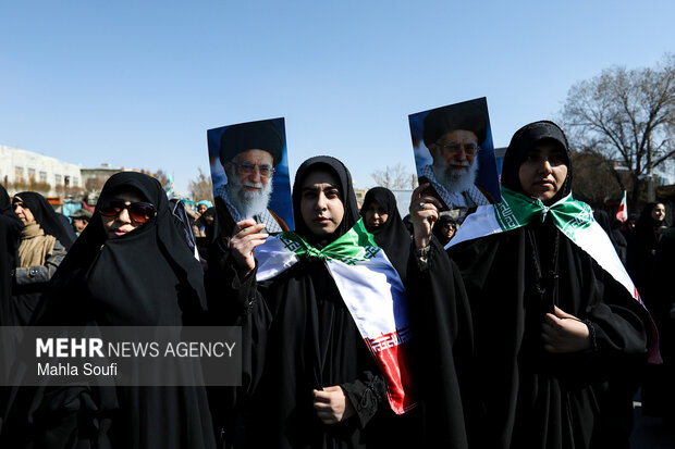 سومین روز تجمع مردم اراک در پی شهادت رهبر معظم انقلاب