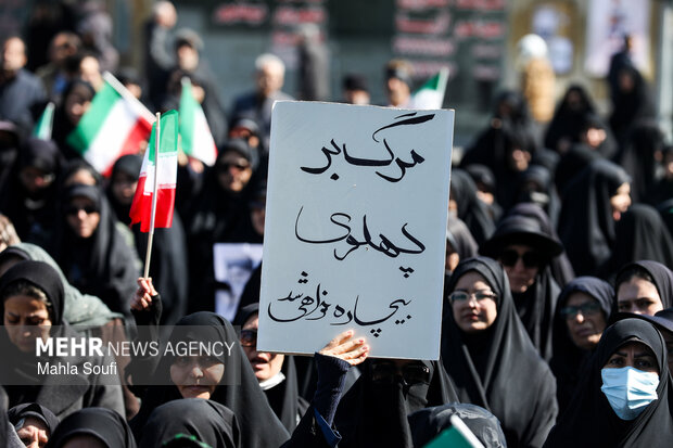 سومین روز تجمع مردم اراک در پی شهادت رهبر معظم انقلاب