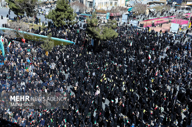 سومین روز تجمع مردم اراک در پی شهادت رهبر معظم انقلاب