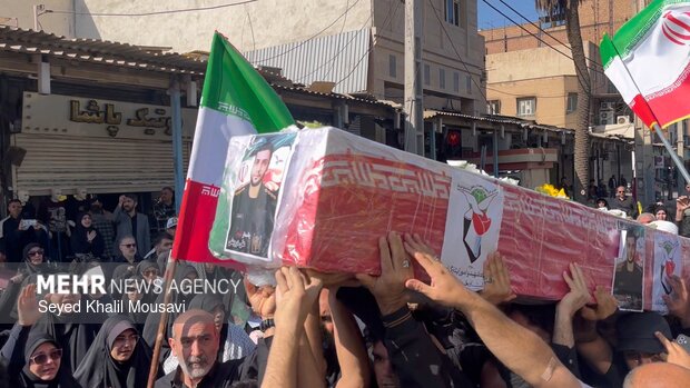 پیکر ۴ شهید روی دستان مردم اهواز تشییع شد