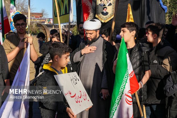 دسته عزاداری نوجوانان و جوانان در سوگ رهبر شهید در گیلان