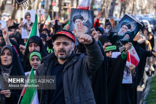 دسته عزاداری نوجوانان و جوانان در سوگ رهبر شهید در گیلان