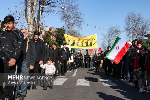 دسته عزاداری نوجوانان و جوانان در سوگ رهبر شهید در گیلان