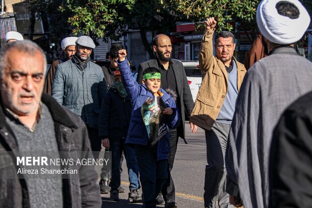دسته عزاداری نوجوانان و جوانان در سوگ رهبر شهید در گیلان