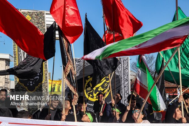 دسته عزاداری نوجوانان و جوانان در سوگ رهبر شهید در گیلان