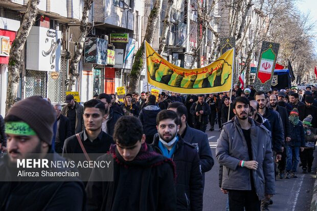 دسته عزاداری نوجوانان و جوانان در سوگ رهبر شهید در گیلان
