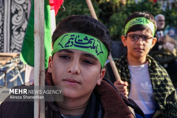 دسته عزاداری نوجوانان و جوانان در سوگ رهبر شهید در گیلان