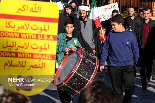 دسته عزاداری نوجوانان و جوانان در سوگ رهبر شهید در گیلان