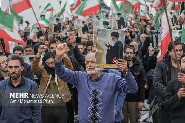 سلام نظامی زائران هنگام طنین‌انداز شدن سرود ملی در مسجد جمکران
