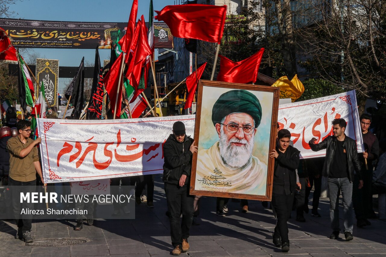 دسته عزاداری نوجوانان و جوانان در سوگ رهبر شهید در گیلان دسته عزاداری نوجوانان و جوانان در سوگ رهبر شهید در گیلان