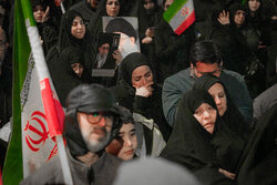 رجز خوانی خواهر شهید کهریزی در اجتماع کرمانشاهیان