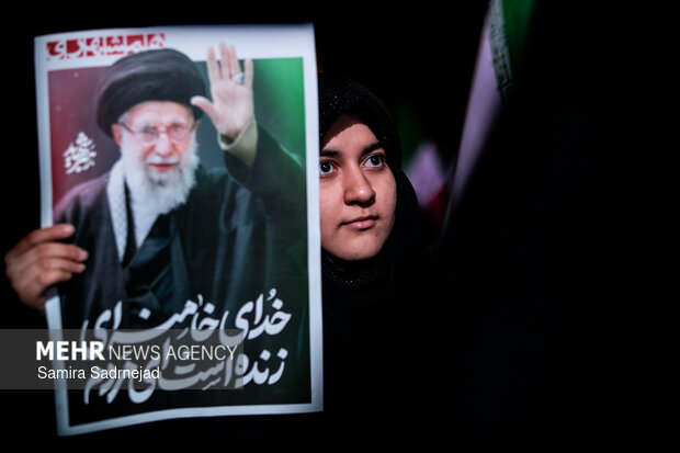 عزاداری و تجمع مردمی در سوگ رهبر شهید در میدان انقلاب تهران