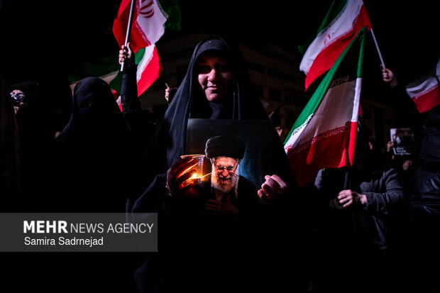 عزاداری و تجمع مردمی در سوگ رهبر شهید در میدان انقلاب تهران