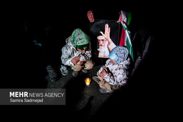 عزاداری و تجمع مردمی در سوگ رهبر شهید در میدان انقلاب تهران