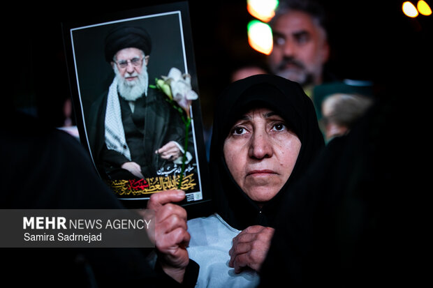 عزاداری و تجمع مردمی در سوگ رهبر شهید در میدان انقلاب تهران