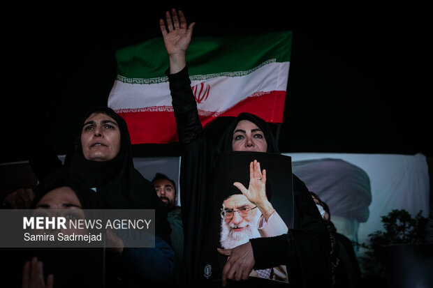 عزاداری و تجمع مردمی در سوگ رهبر شهید در میدان انقلاب تهران