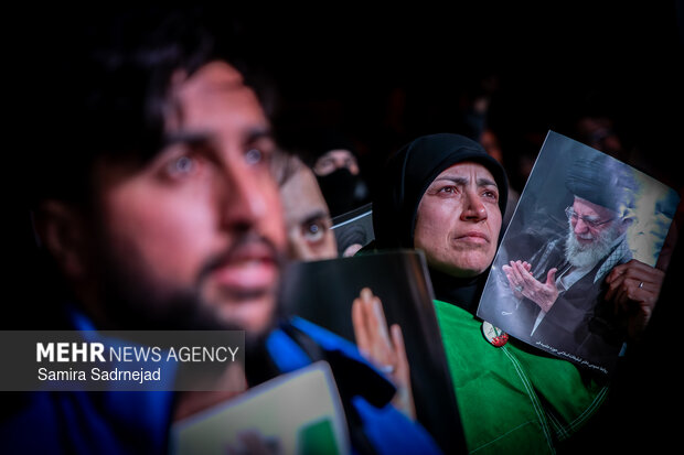 عزاداری و تجمع مردمی در سوگ رهبر شهید در میدان انقلاب تهران