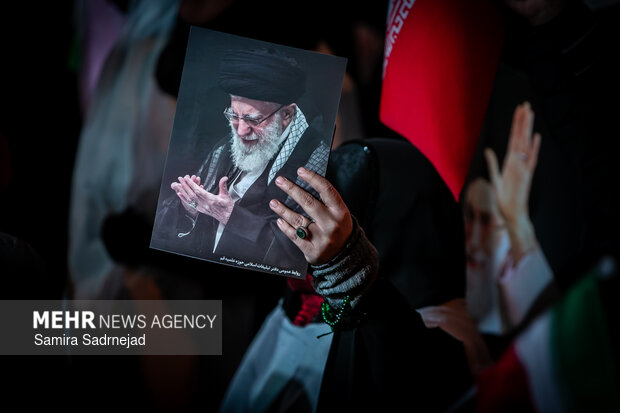 عزاداری و تجمع مردمی در سوگ رهبر شهید در میدان انقلاب تهران