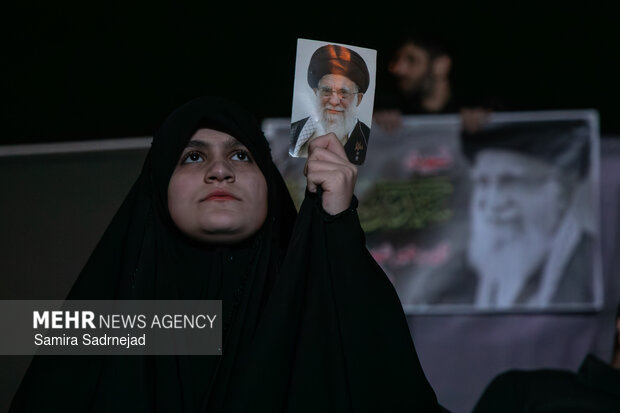 عزاداری و تجمع مردمی در سوگ رهبر شهید در میدان انقلاب تهران