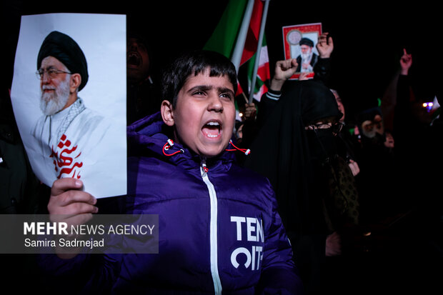 عزاداری و تجمع مردمی در سوگ رهبر شهید در میدان انقلاب تهران