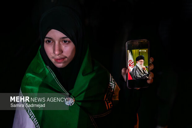 عزاداری و تجمع مردمی در سوگ رهبر شهید در میدان انقلاب تهران