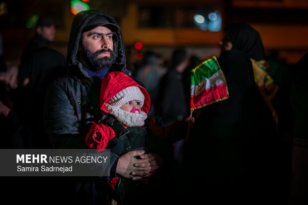 عزاداری و تجمع مردمی در سوگ رهبر شهید در میدان انقلاب تهران