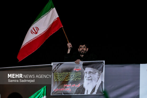 عزاداری و تجمع مردمی در سوگ رهبر شهید در میدان انقلاب تهران