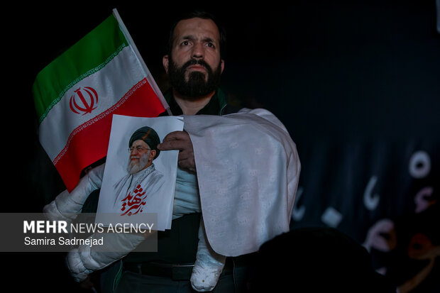 عزاداری و تجمع مردمی در سوگ رهبر شهید در میدان انقلاب تهران