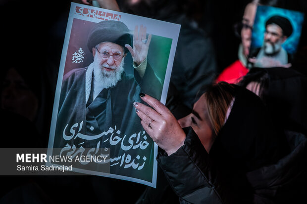 عزاداری و تجمع مردمی در سوگ رهبر شهید در میدان انقلاب تهران