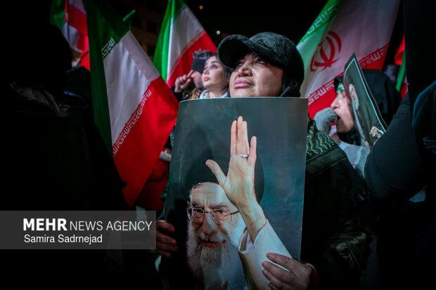 عزاداری و تجمع مردمی در سوگ رهبر شهید در میدان انقلاب تهران