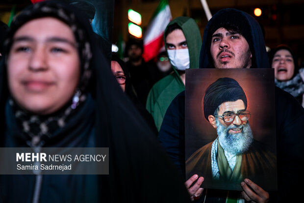 عزاداری و تجمع مردمی در سوگ رهبر شهید در میدان انقلاب تهران