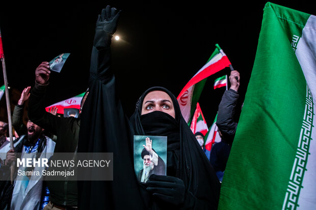 عزاداری و تجمع مردمی در سوگ رهبر شهید در میدان انقلاب تهران