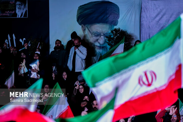 عزاداری و تجمع مردمی در سوگ رهبر شهید در میدان انقلاب تهران