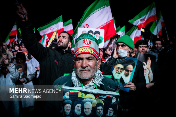عزاداری و تجمع مردمی در سوگ رهبر شهید در میدان انقلاب تهران