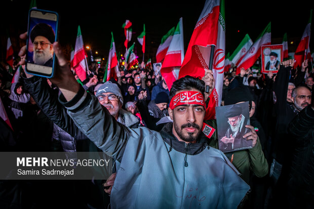 عزاداری و تجمع مردمی در سوگ رهبر شهید در میدان انقلاب تهران