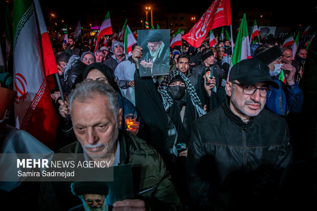 عزاداری و تجمع مردمی در سوگ رهبر شهید در میدان انقلاب تهران