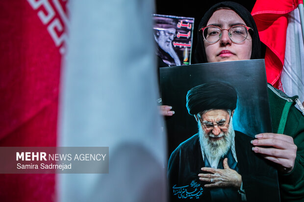 عزاداری و تجمع مردمی در سوگ رهبر شهید در میدان انقلاب تهران