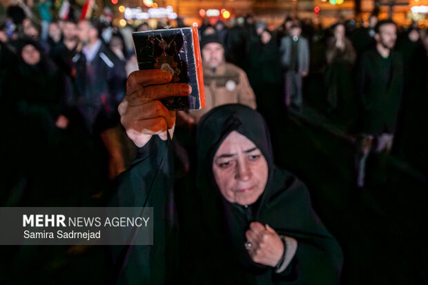 عزاداری و تجمع مردمی در سوگ رهبر شهید در میدان انقلاب تهران