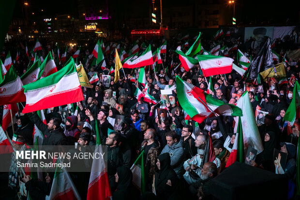 عزاداری و تجمع مردمی در سوگ رهبر شهید در میدان انقلاب تهران