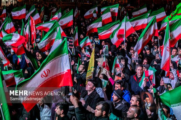 عزاداری و تجمع مردمی در سوگ رهبر شهید در میدان انقلاب تهران