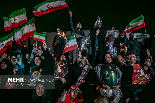 عزاداری و تجمع مردمی در سوگ رهبر شهید در میدان انقلاب تهران