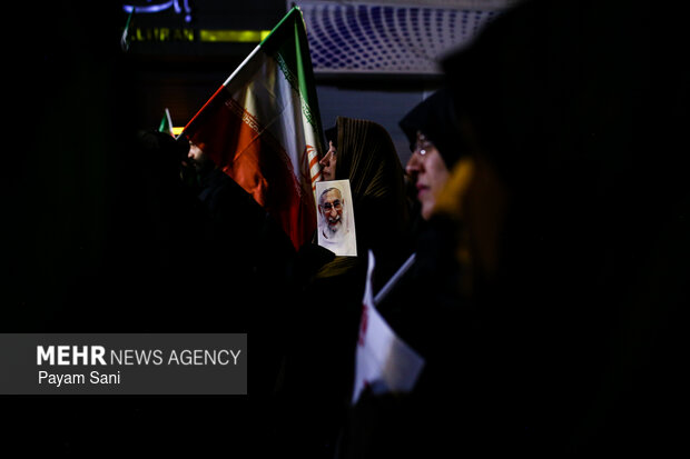 عزاداری و تجمع مردمی در سوگ رهبر شهید در میدان شهدای هفتم تیر تهران