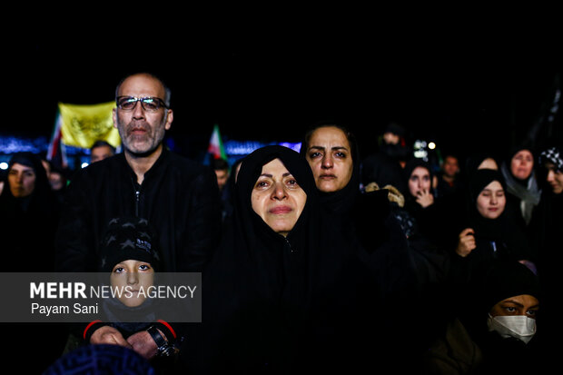 عزاداری و تجمع مردمی در سوگ رهبر شهید در میدان شهدای هفتم تیر تهران