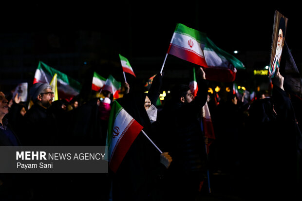 عزاداری و تجمع مردمی در سوگ رهبر شهید در میدان شهدای هفتم تیر تهران