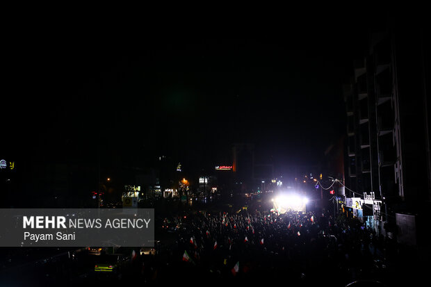 عزاداری و تجمع مردمی در سوگ رهبر شهید در میدان شهدای هفتم تیر تهران