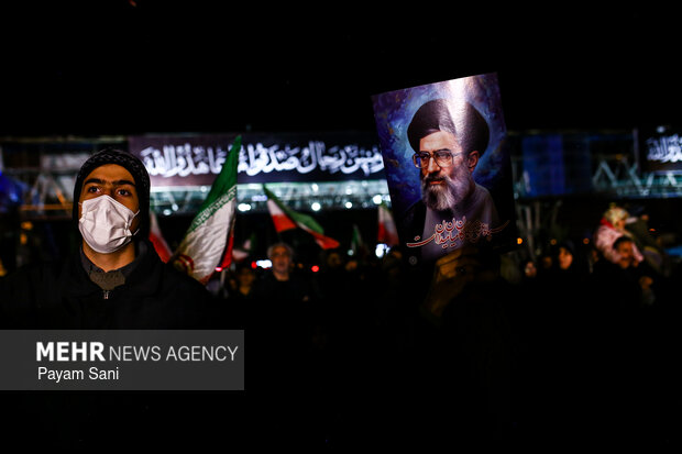 عزاداری و تجمع مردمی در سوگ رهبر شهید در میدان شهدای هفتم تیر تهران