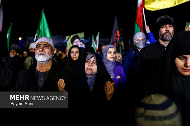 عزاداری و تجمع مردمی در سوگ رهبر شهید در میدان شهدای هفتم تیر تهران